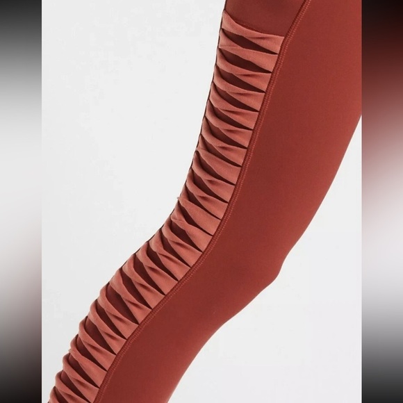 ATHLETA ‘Conscious Stash Pocket 2’ Twist Leggings Size XSP - Picture 5 of 7